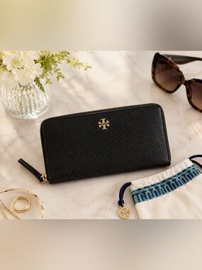 New! Tory Burch Black Pebbled Leather Continental Zip around wallet
